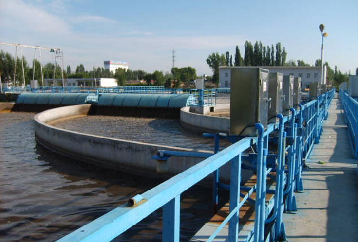 Methods for treating oily wastewater